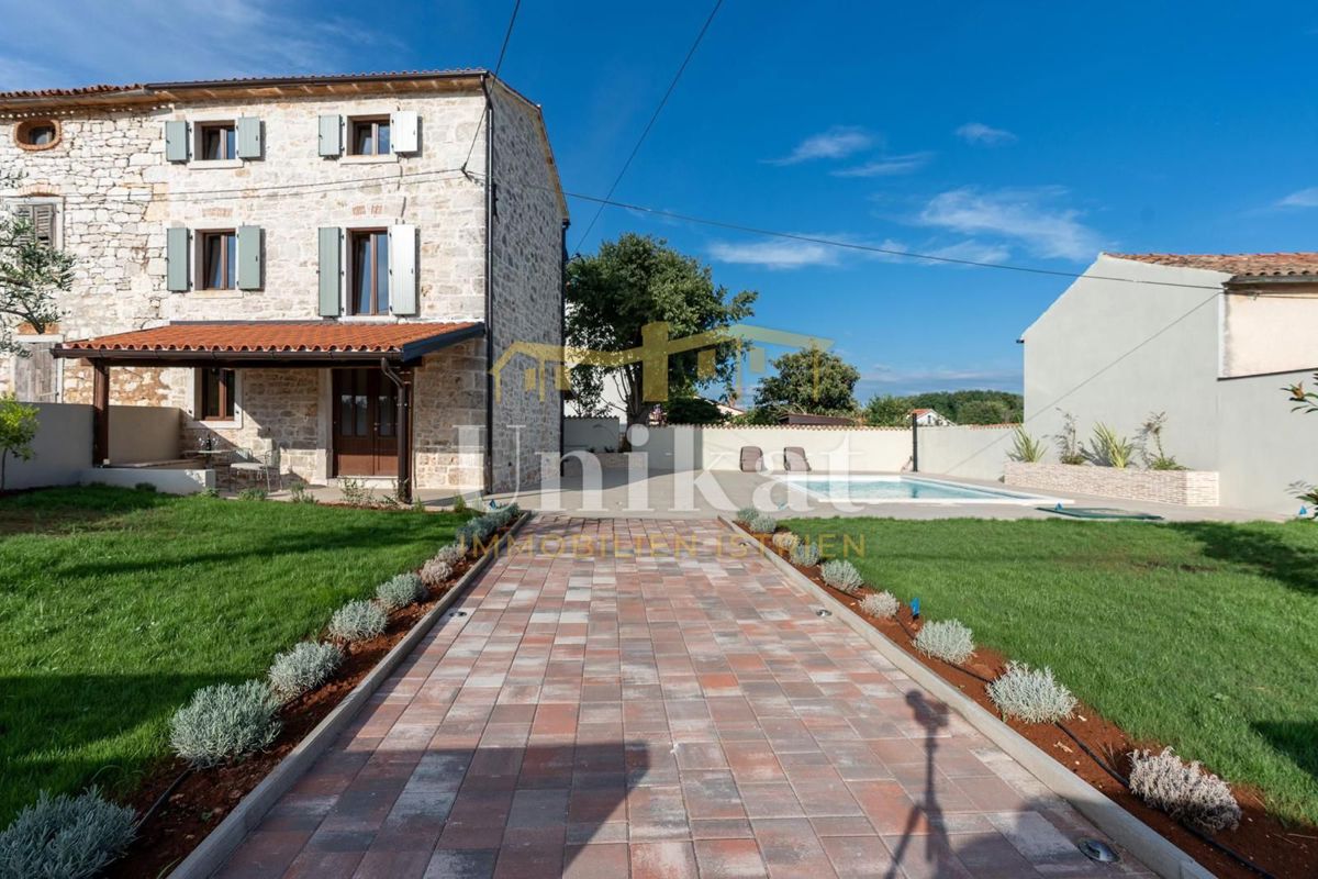 Renovirana kamnita hiša s bazenom